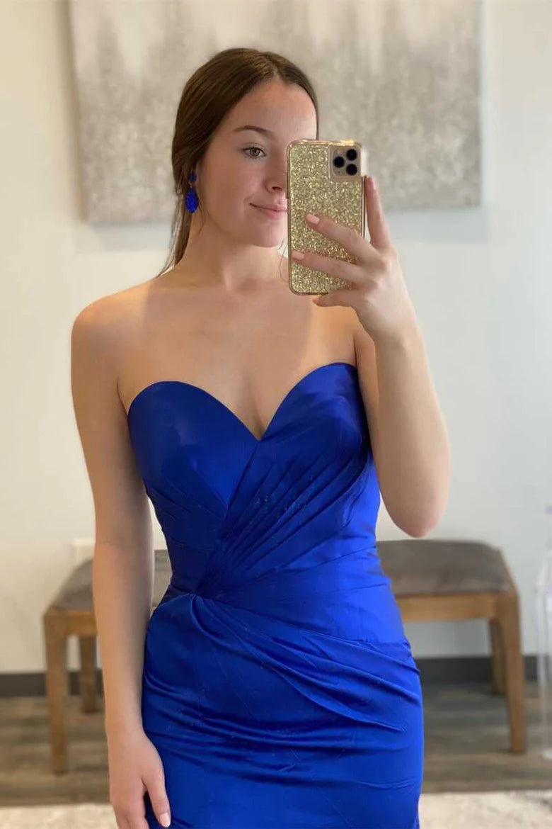 Vestido de fiesta de satén con escote corazón y abertura